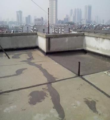 月湖漏水维修 楼顶漏水是什么原因，楼顶漏水维修方法是什么?