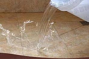 月湖漏水维修 免砸砖防水材料该如何施工